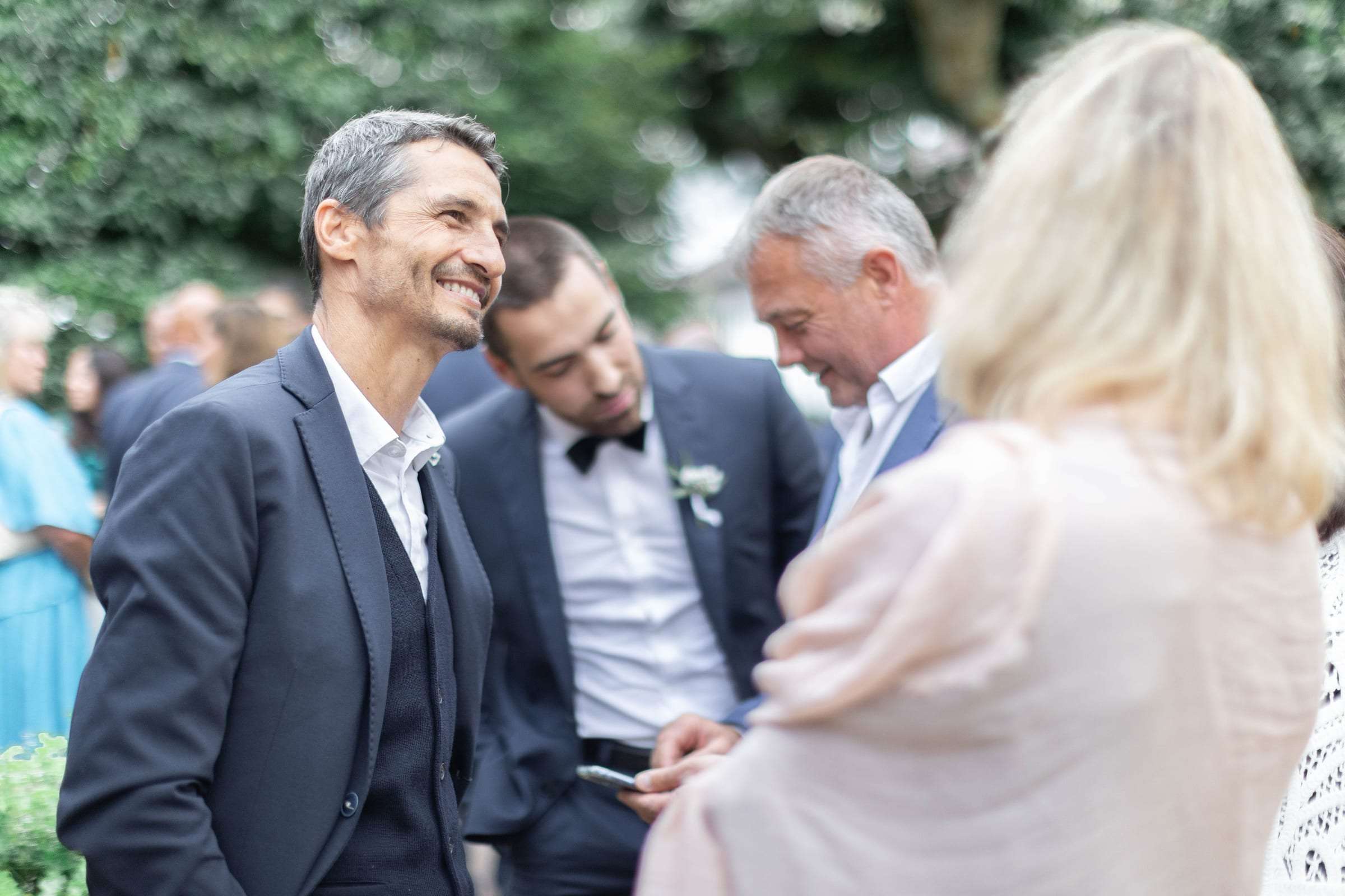 Retrouvailles entre invités pendant le vin d'honneur