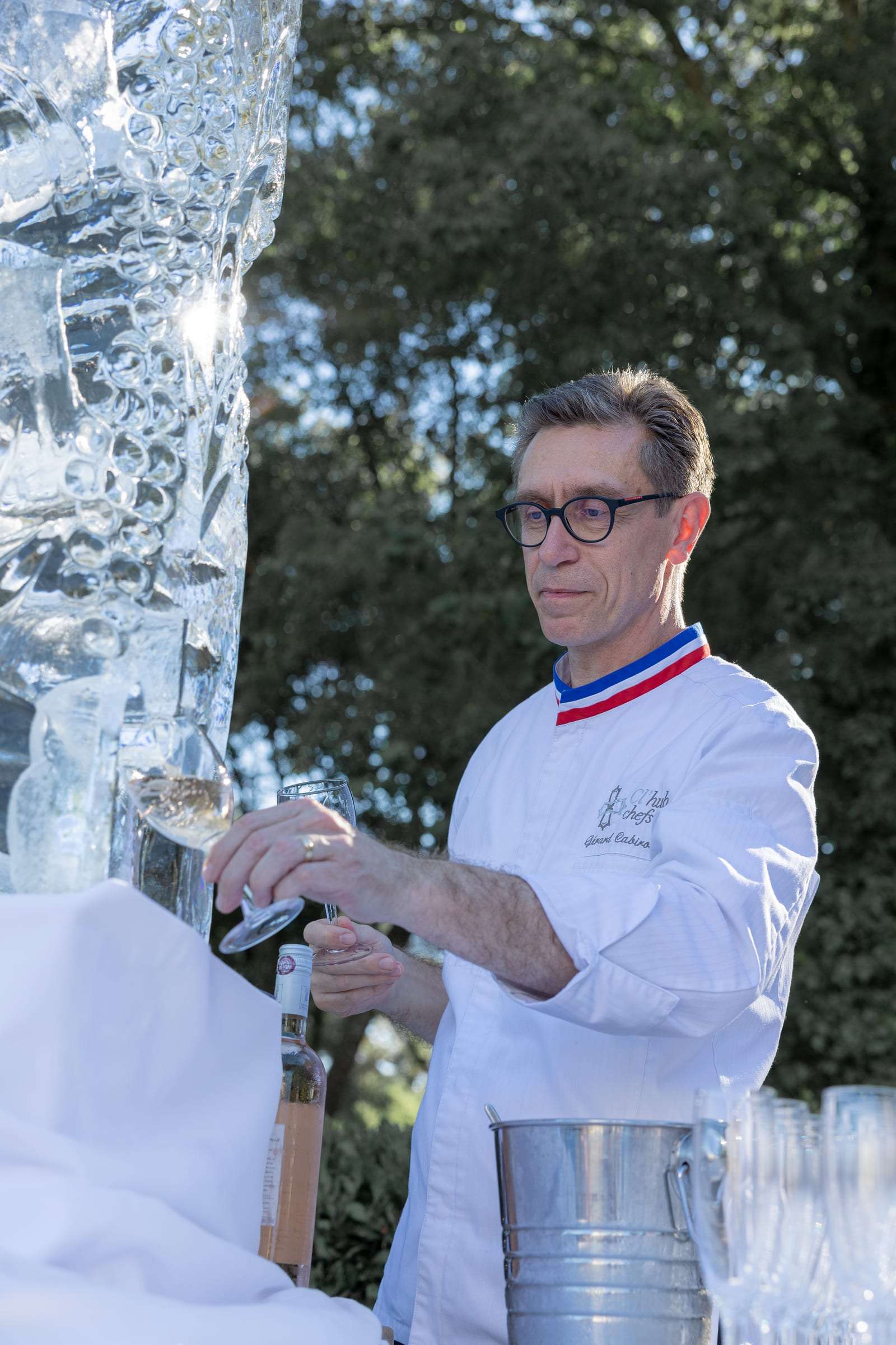 Le chef du traiteur à l'œuvre pendant le vin d'honneur