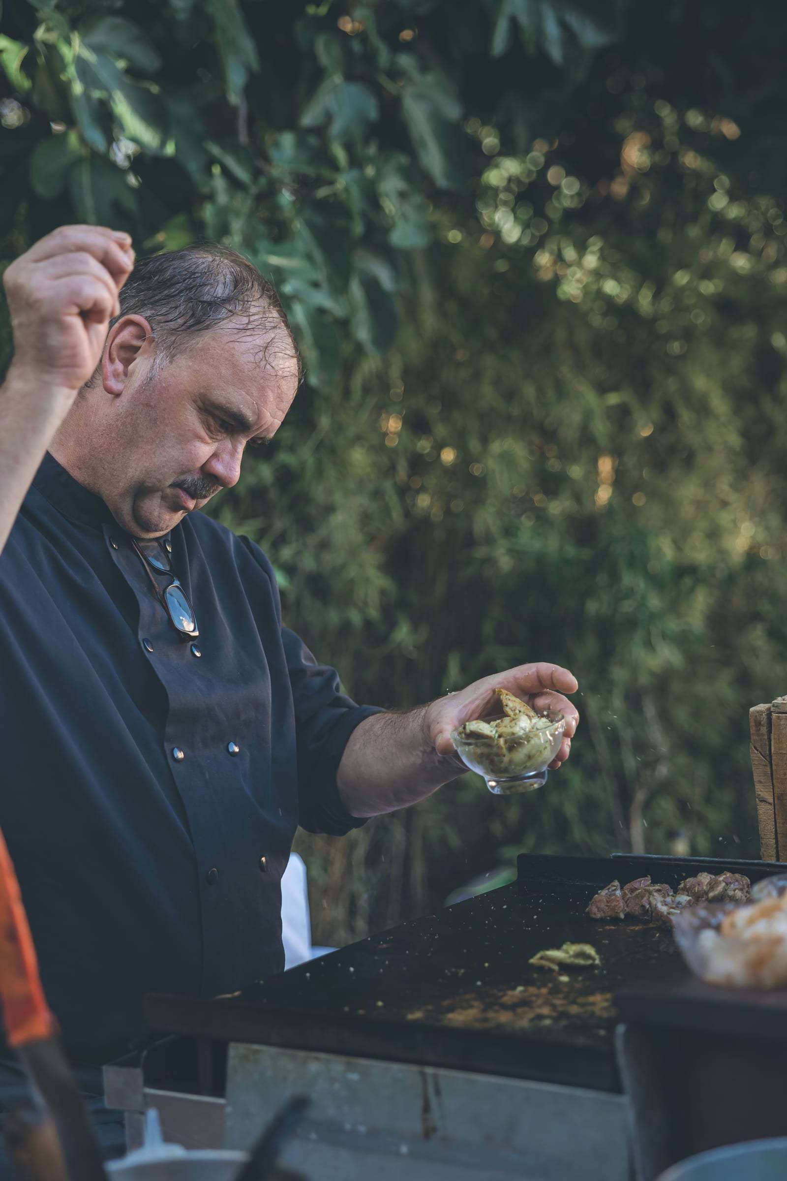 Cuisson au barbecue pour le repas de mariage