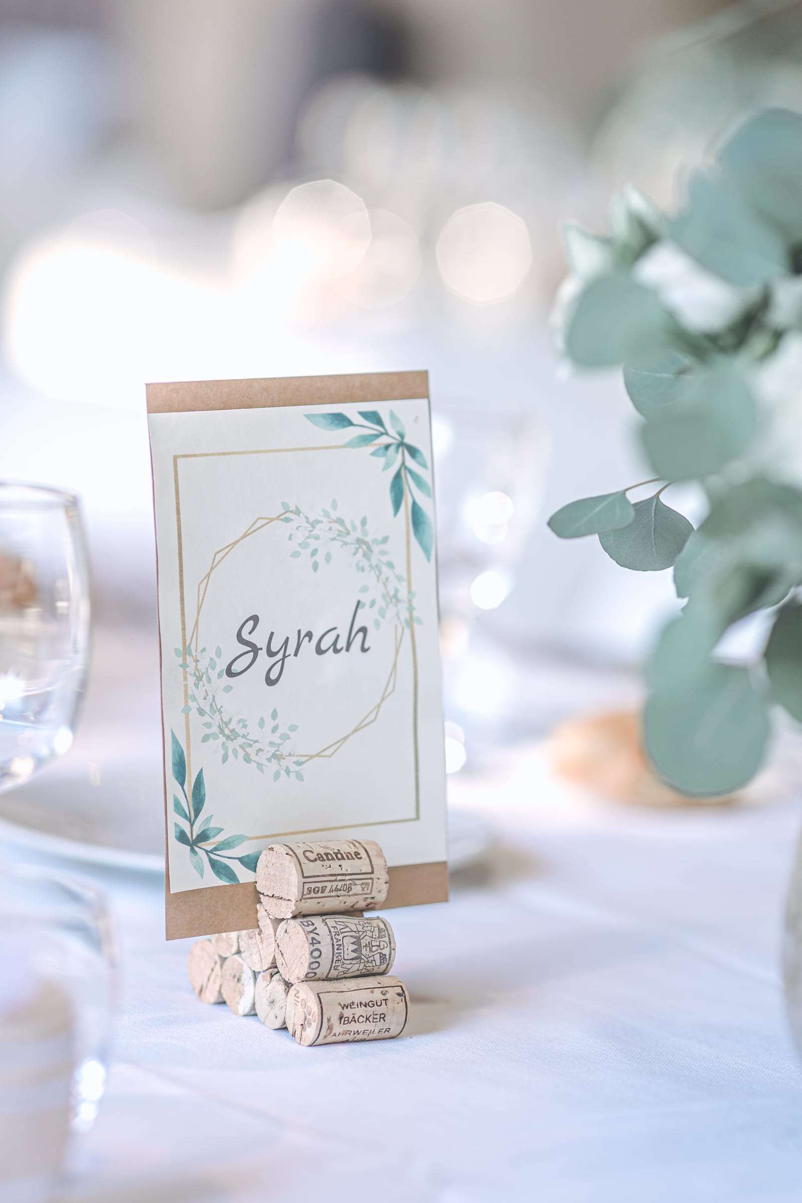Nom de table calligraphié « Syrah » et eucalyptus