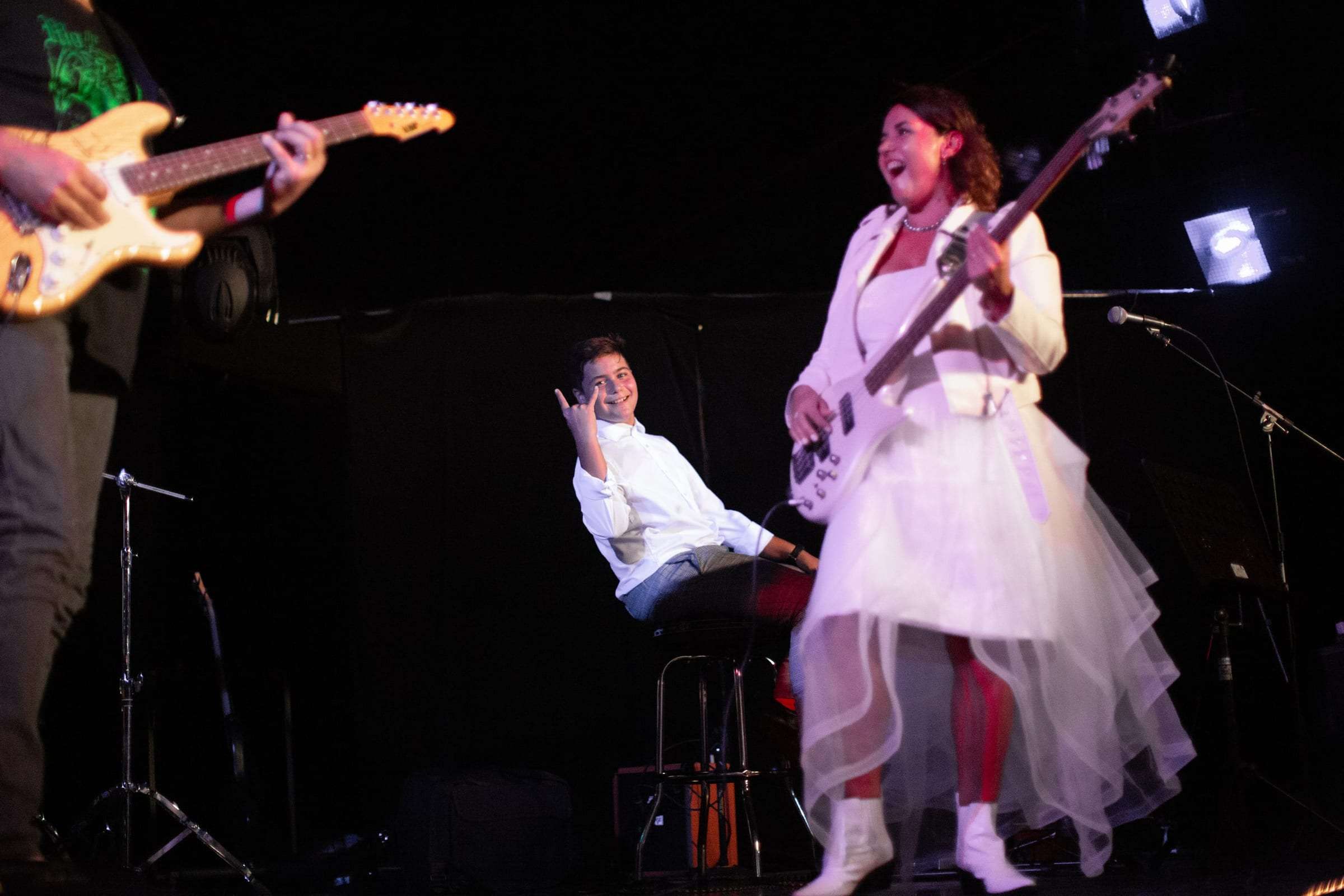 Concert live sur scène pendant la soirée de mariage