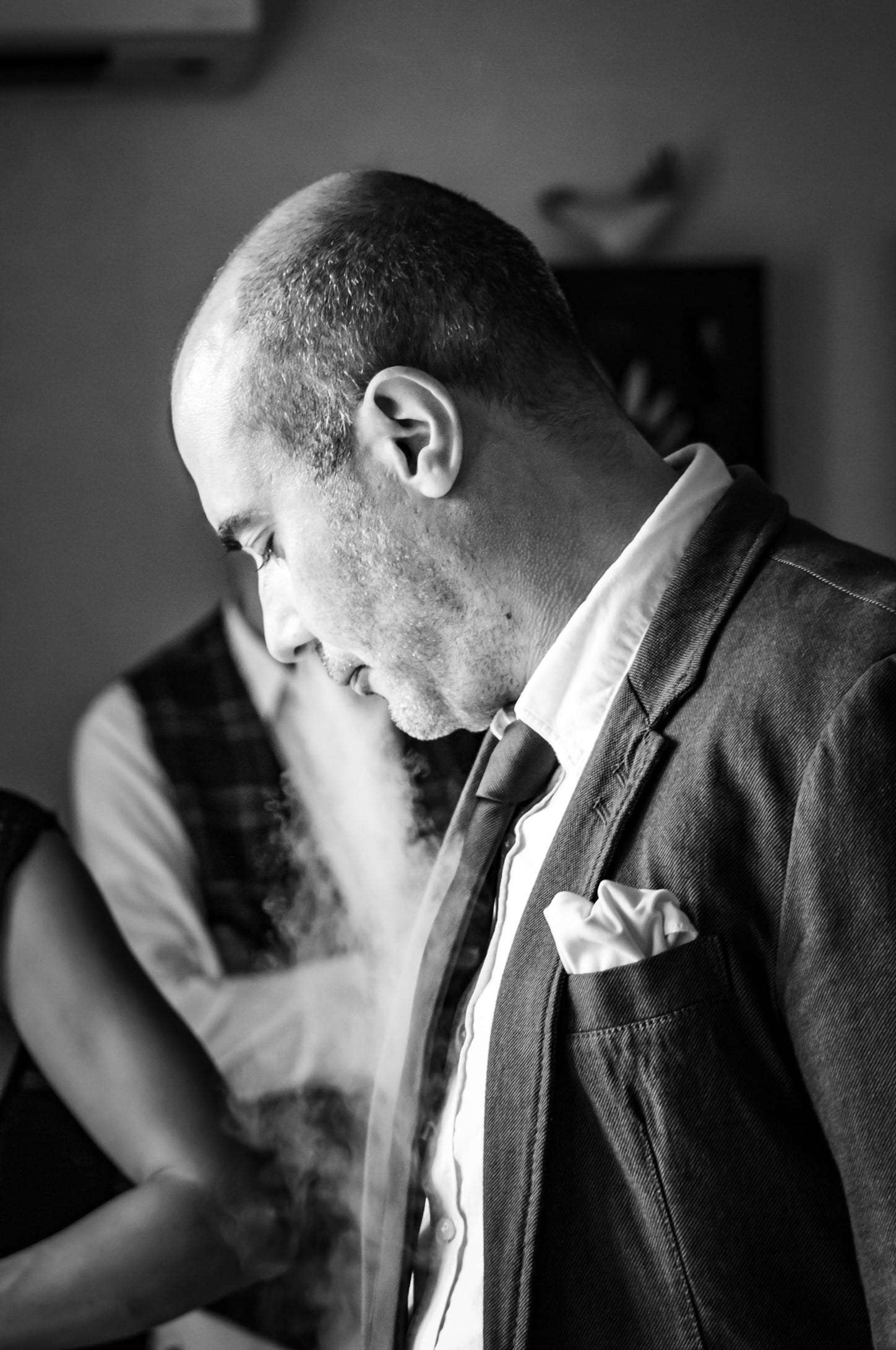 Portrait noir et blanc du marié, pochette blanche à la boutonnière