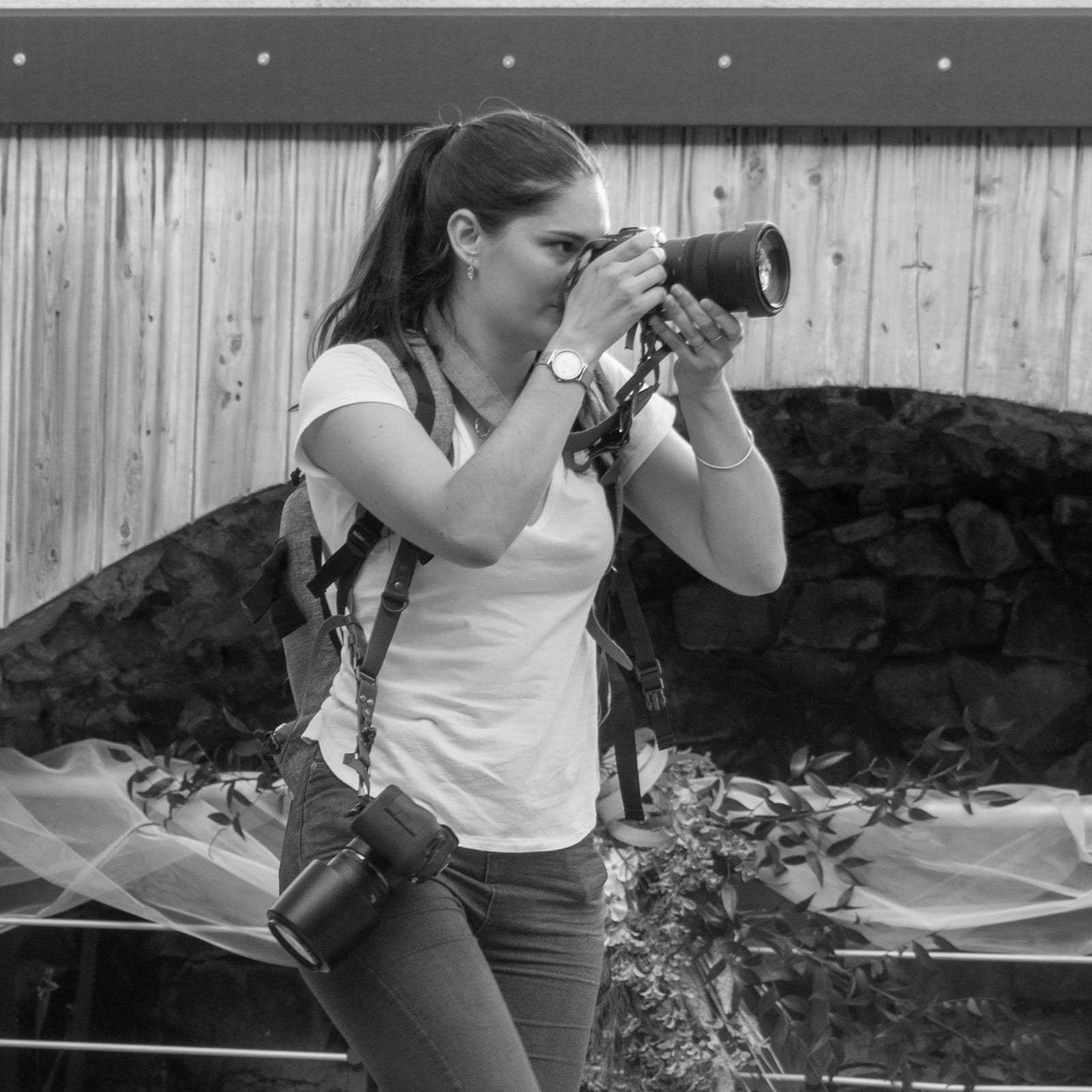 Océane Lanurien, photographe de mariage, appareil photo à la main