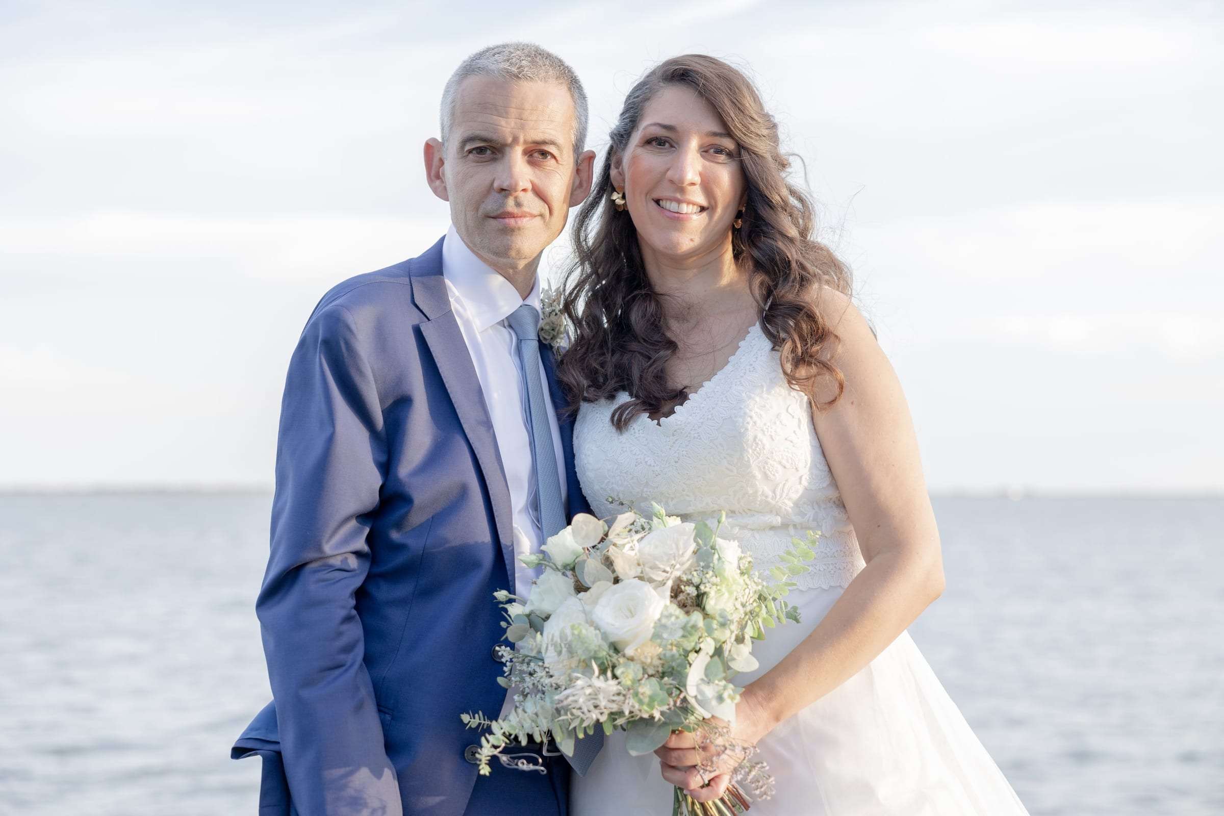Portrait des mariés au bord de la mer, lumière douce de fin de journée