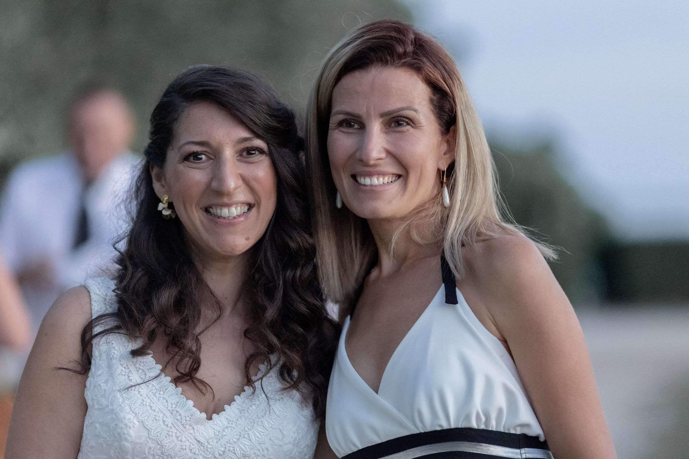 Deux femmes complices posent au crépuscule