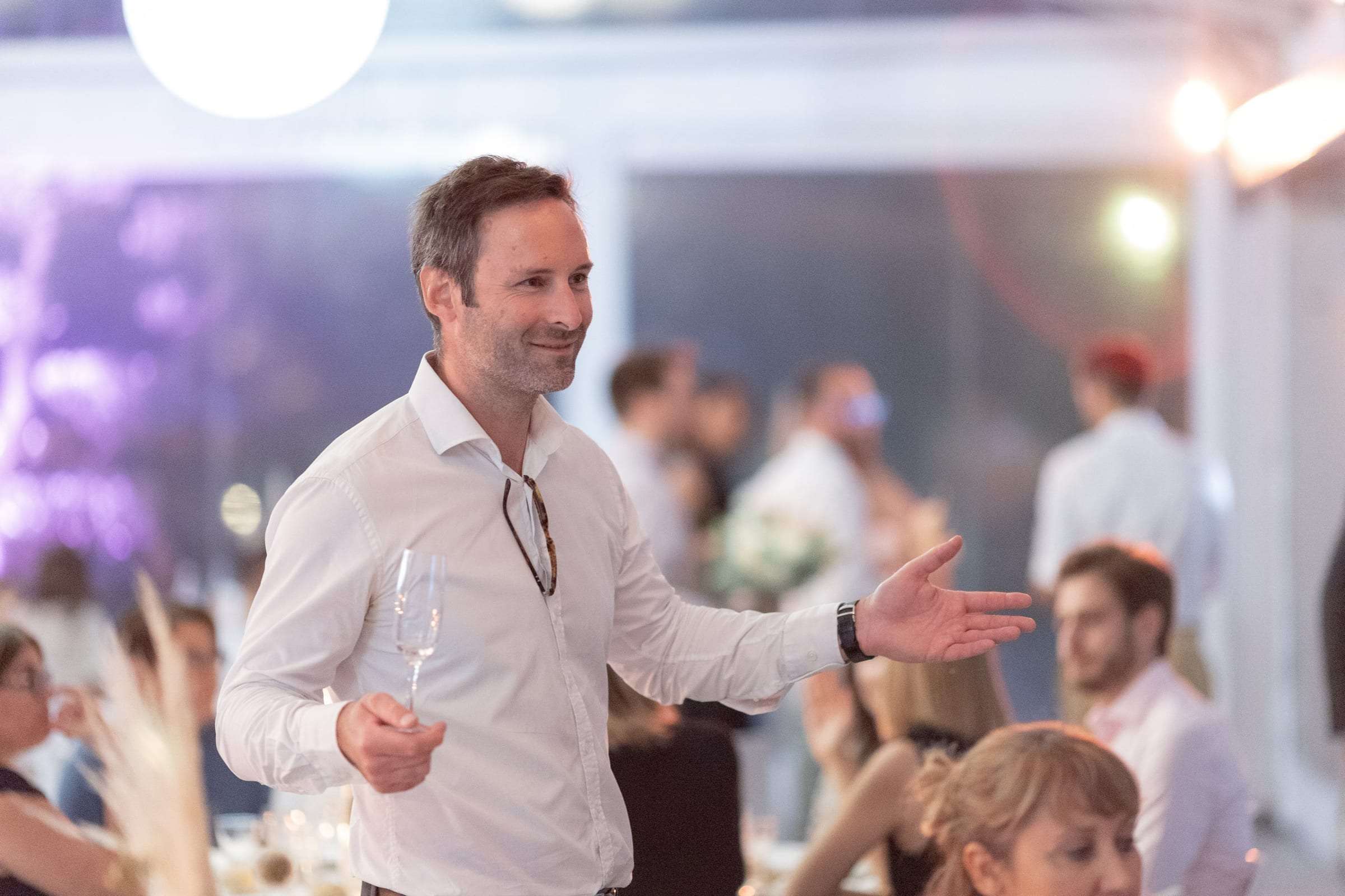 Un invité danse au milieu de la fête