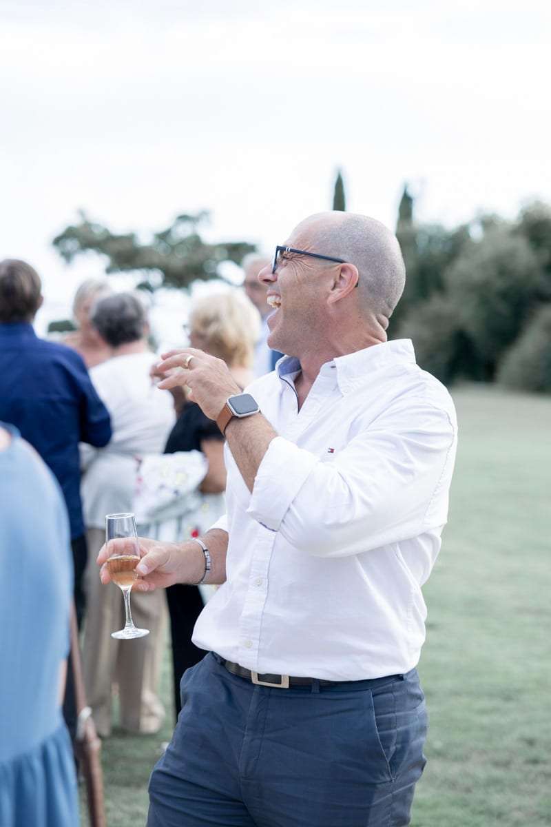 Un invité rit aux éclats pendant le vin d'honneur
