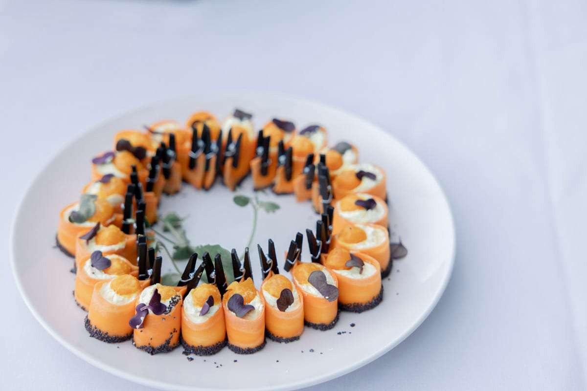 Assiette de makis servie pendant le cocktail