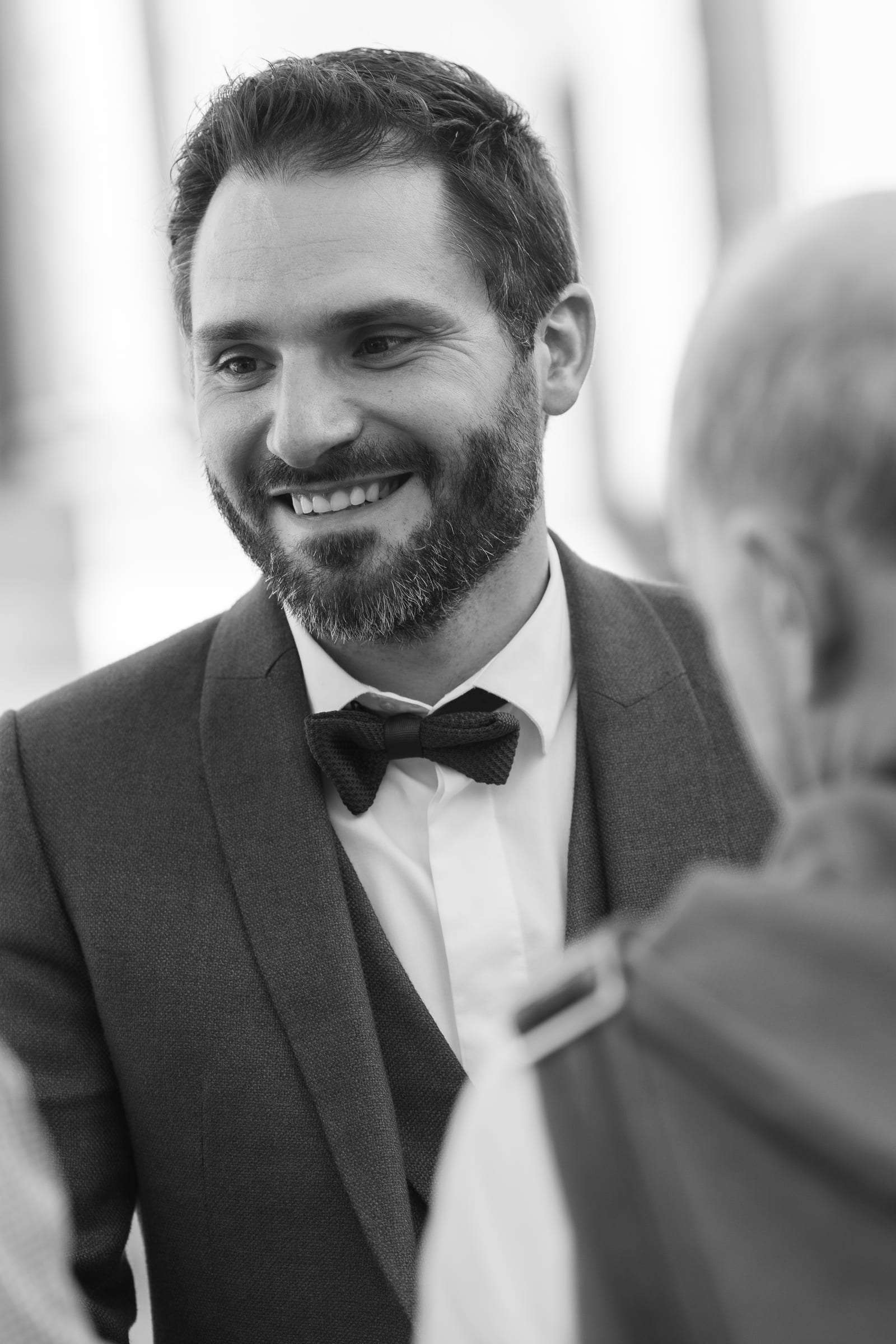 Portrait noir et blanc du marié souriant