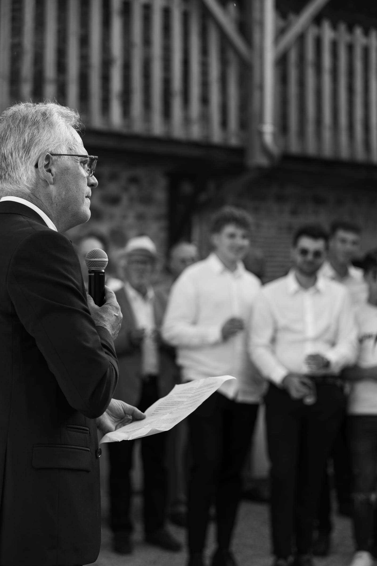 Photo noir et blanc d'un discours devant les invités